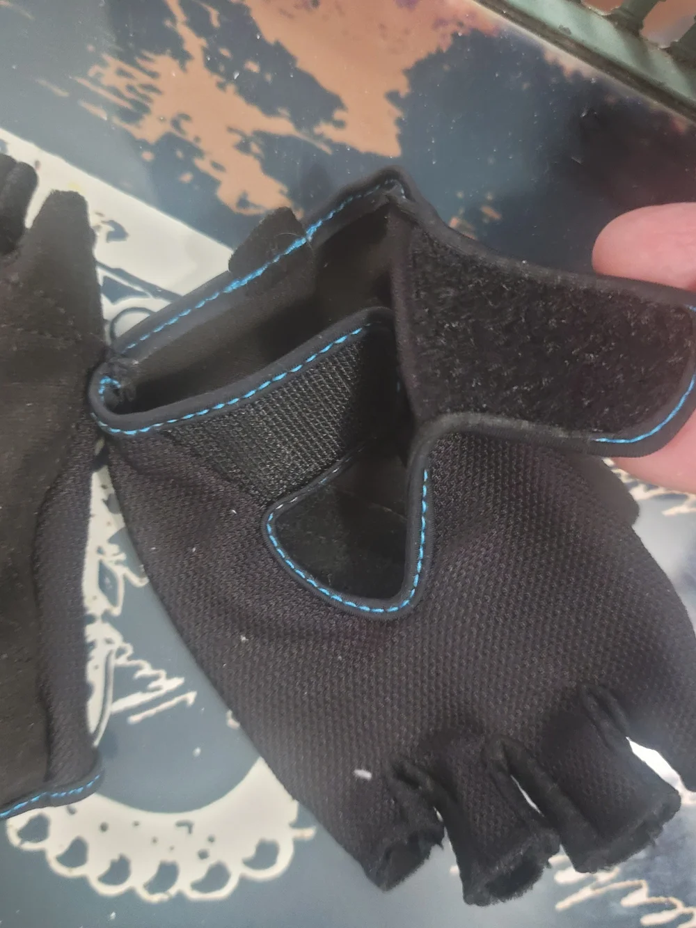 Nike Black and Blue Fingerless Workout Gloves For Lifting Gloves